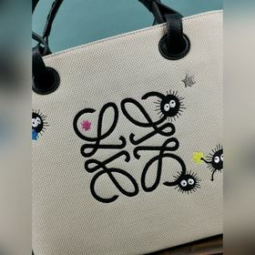 Серия Loewe, созданная в сотрудничестве с «Сеню и Сеню» Сумка с в