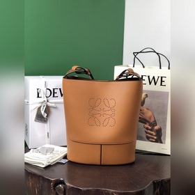 Сумка-бакет Low Hobo от Loewe С фирменным металлическим логотипом
