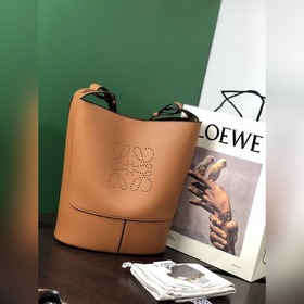 Сумка-бакет Low Hobo от Loewe С фирменным металлическим логотипом