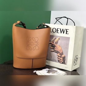 Сумка-бакет Low Hobo от Loewe С фирменным металлическим логотипом