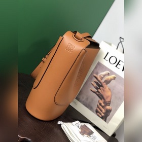 Сумка-бакет Low Hobo от Loewe С фирменным металлическим логотипом