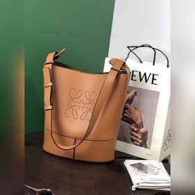 Сумка-бакет Low Hobo от Loewe С фирменным металлическим логотипом