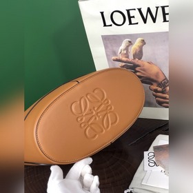 Сумка-бакет Low Hobo от Loewe С фирменным металлическим логотипом