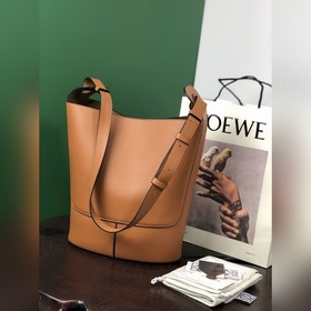 Сумка-бакет Low Hobo от Loewe С фирменным металлическим логотипом