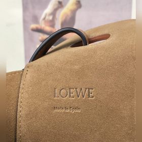 Сумка-бакет Low Hobo от Loewe С фирменным металлическим логотипом