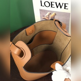 Сумка-бакет Low Hobo от Loewe С фирменным металлическим логотипом