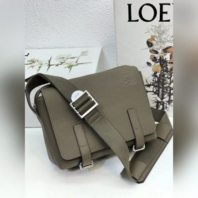 Почтовая сумка Loewe Military Messenger Эта модель изготовлена из
