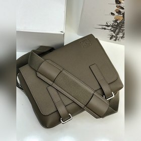 Почтовая сумка Loewe Military Messenger Эта модель изготовлена из
