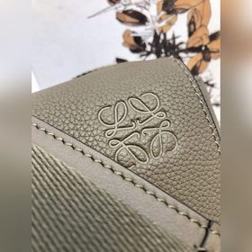 Почтовая сумка Loewe Military Messenger Эта модель изготовлена из