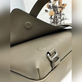 Почтовая сумка Loewe Military Messenger Эта модель изготовлена из