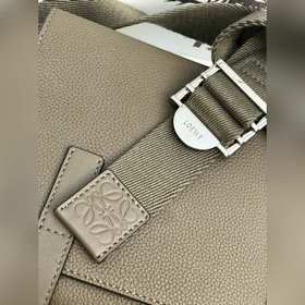 Почтовая сумка Loewe Military Messenger Эта модель изготовлена из