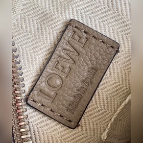 Почтовая сумка Loewe Military Messenger Эта модель изготовлена из