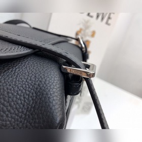 Luigi Loewe Military Messenger XS Изготовлена из импортной кожи с