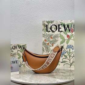 Сумка Luna серии Luna от Loewe, полукруглая сумка-хобо, модель： L