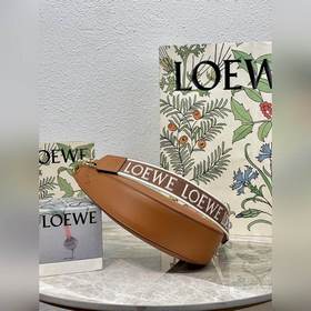 Сумка Luna серии Luna от Loewe, полукруглая сумка-хобо, модель： L