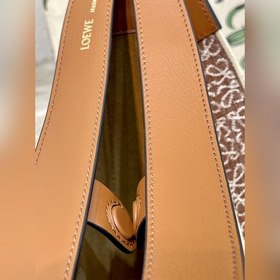 Сумка Luna серии Luna от Loewe, полукруглая сумка-хобо, модель： L