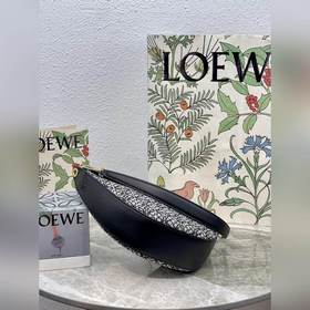 Сумка Luna серии Luna от Loewe, полукруглая сумка-хобо, модель： L