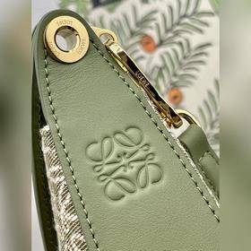 Сумка Luna серии Luna от Loewe, полукруглая сумка-хобо, модель： L