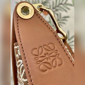 Сумка Luna серии Luna от Loewe, полукруглая сумка-хобо, модель： L