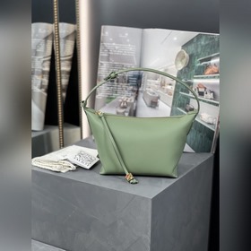 Сумка из кожи теленка Napa от Loewe Бархатно-зеленый Сумка Cubi —
