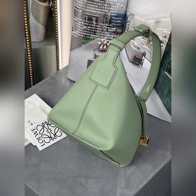 Сумка из кожи теленка Napa от Loewe Бархатно-зеленый Сумка Cubi —