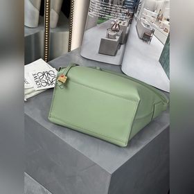 Сумка из кожи теленка Napa от Loewe Бархатно-зеленый Сумка Cubi —
