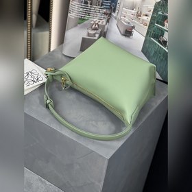 Сумка из кожи теленка Napa от Loewe Бархатно-зеленый Сумка Cubi —