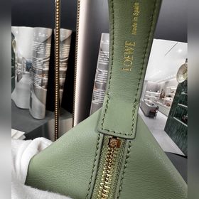 Сумка из кожи теленка Napa от Loewe Бархатно-зеленый Сумка Cubi —