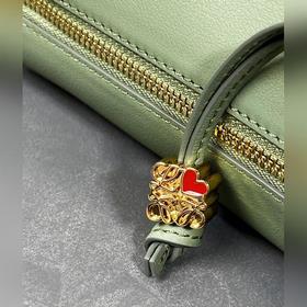 Сумка из кожи теленка Napa от Loewe Бархатно-зеленый Сумка Cubi —