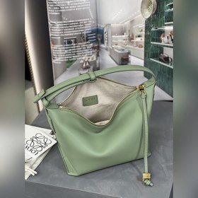 Сумка из кожи теленка Napa от Loewe Бархатно-зеленый Сумка Cubi —
