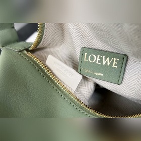 Сумка из кожи теленка Napa от Loewe Бархатно-зеленый Сумка Cubi —