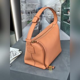 Сумка из кожи теленка Napa от Loewe Закат Сумка Cubi — это вмести