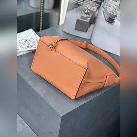 Сумка из кожи теленка Napa от Loewe Закат Сумка Cubi — это вмести