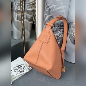 Сумка из кожи теленка Napa от Loewe Закат Сумка Cubi — это вмести
