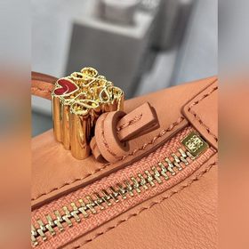 Сумка из кожи теленка Napa от Loewe Закат Сумка Cubi — это вмести