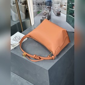 Сумка из кожи теленка Napa от Loewe Закат Сумка Cubi — это вмести