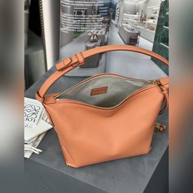 Сумка из кожи теленка Napa от Loewe Закат Сумка Cubi — это вмести