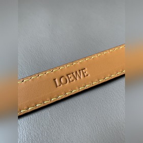 LOEWE Женский тонкий ремень из мягкой кожи теленка с палевой отде