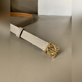 LOEWE Женский тонкий ремень из мягкой телячьей кожи с палиазой и
