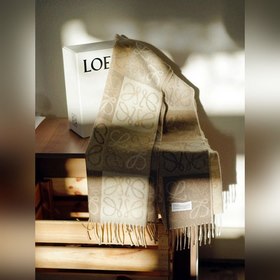 LOEWE Нежный цвет молочного чая, 90% шерсть басулан + 10% козья
