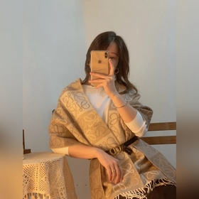 LOEWE Нежный цвет молочного чая, 90% шерсть басулан + 10% козья 
