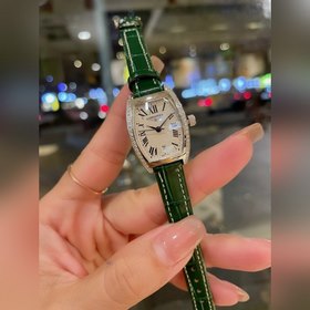 Longines Small Classic с тремя стрелками календарем Эта модель яв