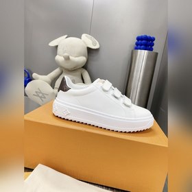 Спортивные кроссовки LV Time Out Изготовлены из гладкой кожи быка
