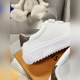 Спортивные кроссовки LV Time Out Изготовлены из гладкой кожи быка