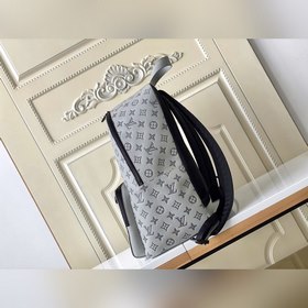 Рюкзак LV Racer, модель M46105, серый  Рюкзак Racer демонстриру
