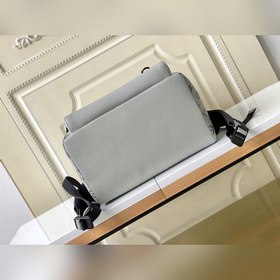 Рюкзак LV Racer, модель M46105, серый  Рюкзак Racer демонстриру