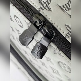 Рюкзак LV Racer, модель M46105, серый  Рюкзак Racer демонстриру