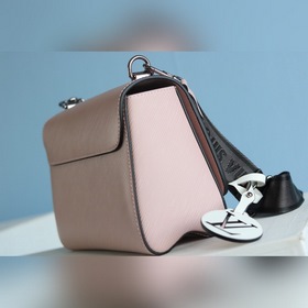 Сумка LV TWIST среднего размера Эта изящная сумка небольшого раз