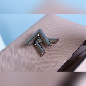 Сумка LV TWIST среднего размера Эта изящная сумка небольшого раз