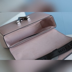 Сумка LV TWIST среднего размера Эта изящная сумка небольшого раз